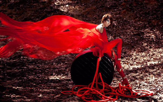 Siêu mẫu Ngọc Quyên rất 'chất' và thời trang trong shoot ảnh với màu đỏ rực cháy này