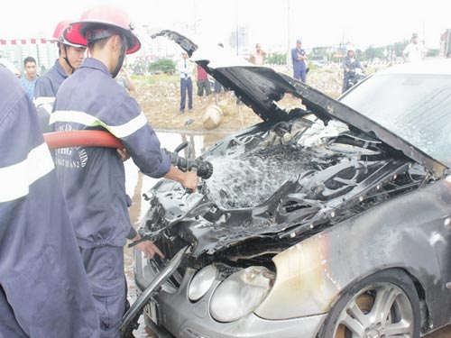 Xế hộp Mercedes cháy rụi capô khi đang chạy - 1