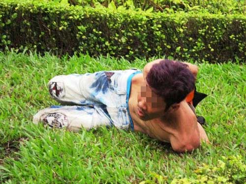 Sững sờ với thanh niên “khỏa thân” giữa phố - 2