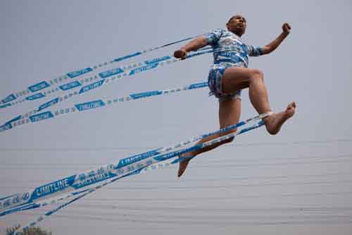 Người "bay" lơ lửng giữa trời - 7