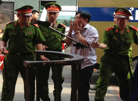 Những vụ sát nhân "tung chiêu" tại tòa - 2