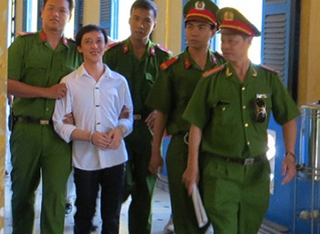 Những vụ sát nhân "tung chiêu" tại tòa - 3