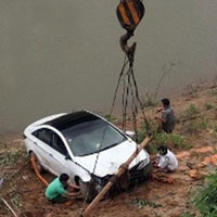 Tin tức trong ngày - Sương mù dày đặc, xế hộp bay thẳng xuống sông