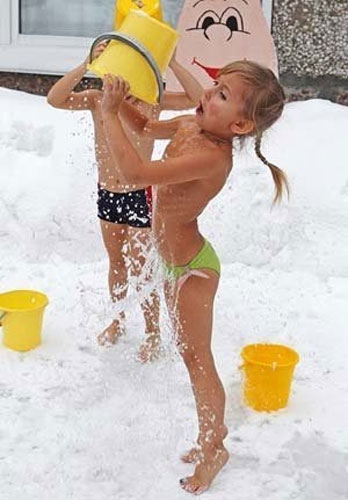 Trẻ Siberia tắm nước lạnh trong tuyết - 4