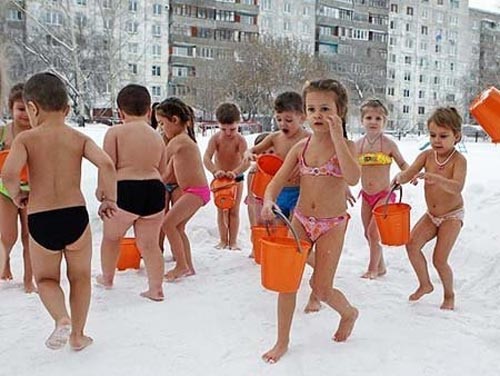 Trẻ Siberia tắm nước lạnh trong tuyết - 2