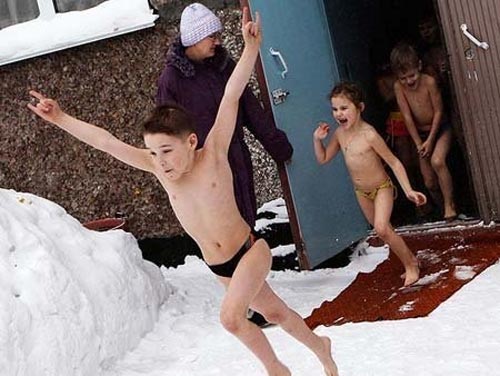 Trẻ Siberia tắm nước lạnh trong tuyết - 3