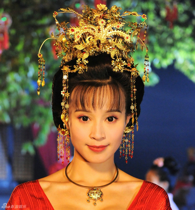 Trong bộ phim truyền hình Dương Quý Phi bí sử năm 2010, Thạch Tiểu Quần đã để lại ấn tượng sâu đậm với tạo hình lộng lẫy