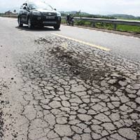 Tin tức trong ngày - Phí đường bộ: Mai thu, nay vẫn ngơ ngác