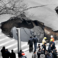 Tin tức trong ngày - TQ: “Hố tử thần” khổng lồ xuất hiện ở ngã tư