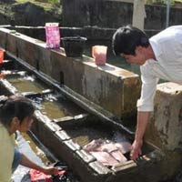 Phi thường - kỳ quặc - "Giếng thần" phun nước hai màu ở Hòa Bình