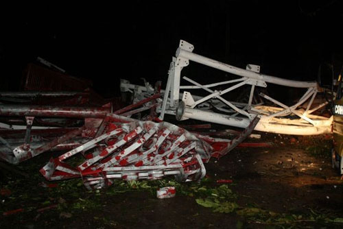 Đưa thi thể khỏi hiện trường sập cột phát sóng - 3