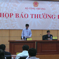 Tin tức trong ngày - "Giá xăng trong nước không thể giảm ngay"