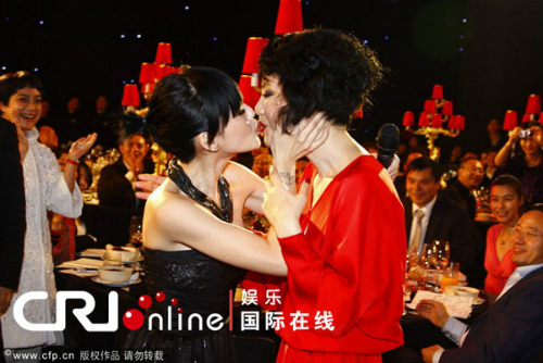 Bỏng rẫy nụ hôn đồng giới sao Hoa ngữ - 15