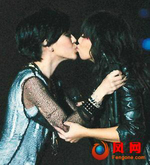 Bỏng rẫy nụ hôn đồng giới sao Hoa ngữ - 17