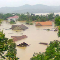 Tin tức trong ngày - Nghệ An: Xả lũ khẩn cấp, nước ngập nuốt mái nhà