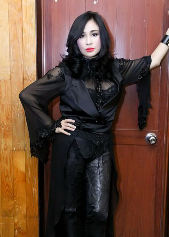 Gây sốc với trang phục lạ trong liveshow Quang Hà tối 14/9/2013.
