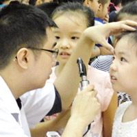 Nháo nhào vì đau mắt đỏ tấn công trường học