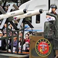 Tin tức trong ngày - Hàn Quốc duyệt binh, Triều Tiên "sôi máu"