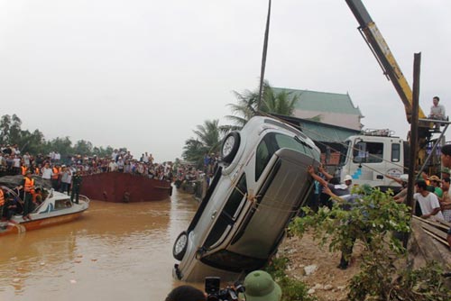 Toàn cảnh trục vớt xe chở Phó GĐ sở bị lũ cuốn - 4