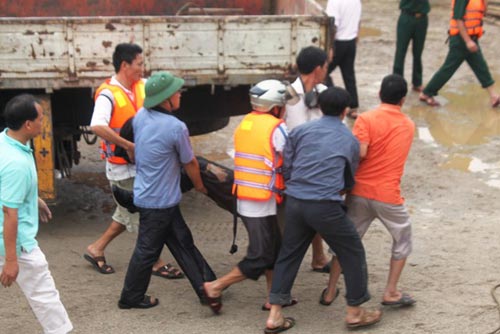Toàn cảnh trục vớt xe chở Phó GĐ sở bị lũ cuốn - 7