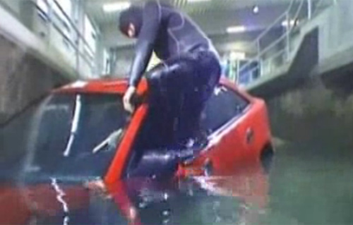 Cách thoát khỏi ô tô khi xe lao xuống nước - 2