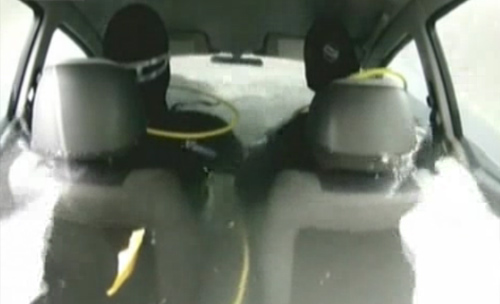 Cách thoát khỏi ô tô khi xe lao xuống nước - 3