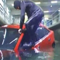 Tin tức trong ngày - Cách thoát khỏi ô tô khi xe lao xuống nước