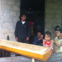 Tin tức trong ngày - Lợp mái nhà sau bão, bé 14 tuổi tử vong