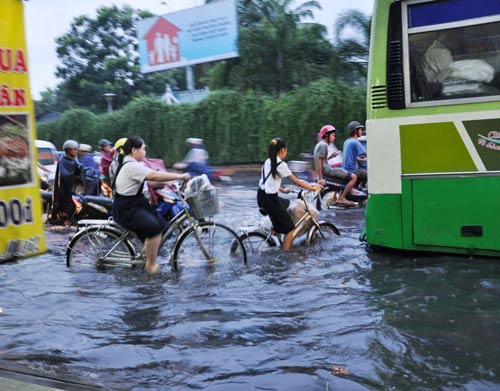 Mưa lớn, người dân Sài Gòn khốn khổ vì ngập - 2