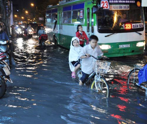 Mưa lớn, người dân Sài Gòn khốn khổ vì ngập - 6