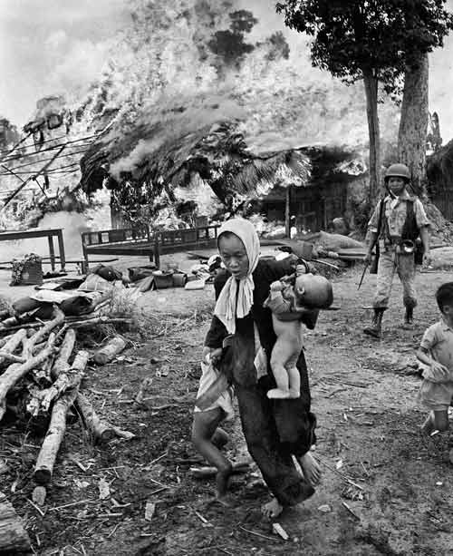 Công bố 300 bức ảnh thật nhất về chiến tranh VN - 11
