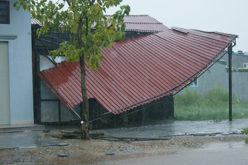 Sau bão, lốc xoáy lại tàn phá miền Trung - 5