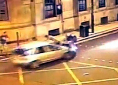 Anh: Lao ôtô hất tung nhóm bạn để trả thù - 2