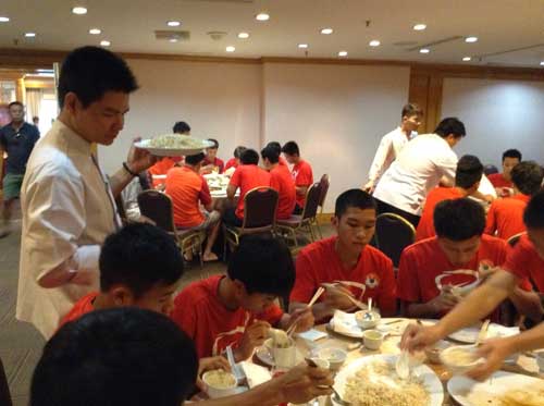 “Món quà” ý nghĩa cho U19 Việt Nam - 4