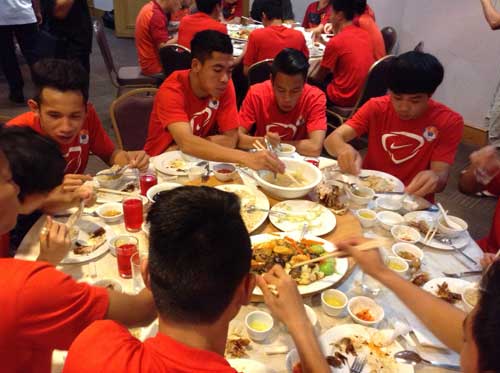 “Món quà” ý nghĩa cho U19 Việt Nam - 5
