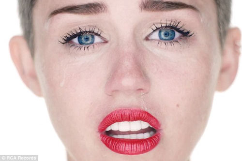 Miley Cyrus bị đàn chị mắng và dọa kiện - 3