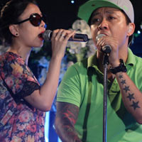 Ca nhạc - MTV - Lệ Quyên đau mắt vẫn hết mình bên Tuấn Hưng