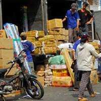 Thị trường - Tiêu dùng - Hàng hóa “è cổ” gánh phí bôi trơn