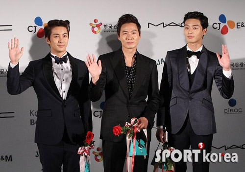 Mỹ nhân Hàn khoe vai trần quyến rũ - 12