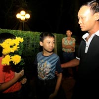 Tin tức trong ngày - Người dân khóc thương trước nhà Đại tướng