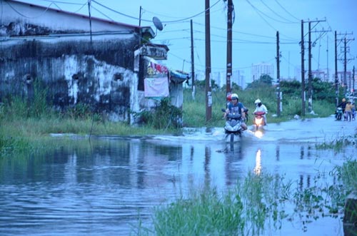 Triều cường, mưa lớn "bủa vây" Sài Gòn - 2