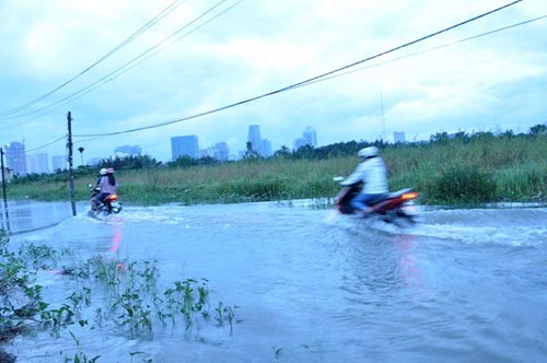 Triều cường, mưa lớn "bủa vây" Sài Gòn - 4