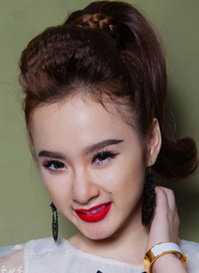 Son phấn quá tay, hot girl Việt bị chê già - 3