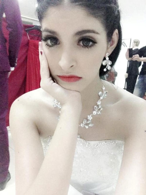 Son phấn quá tay, hot girl Việt bị chê già - 6