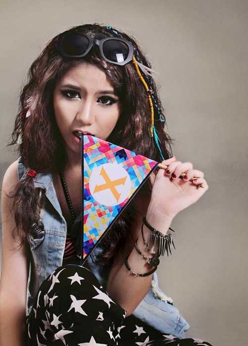 Son phấn quá tay, hot girl Việt bị chê già - 2