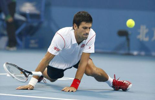 Djokovic đập vợt sau cú passing lỗi - 1