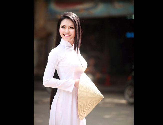 Hoa hậu các dân tộc Ngọc Anh hiền lành và duyên dáng với áo dài trắng.
