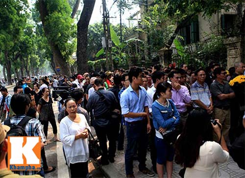 Xếp hàng cả cây số vào thắp hương Đại tướng - 8
