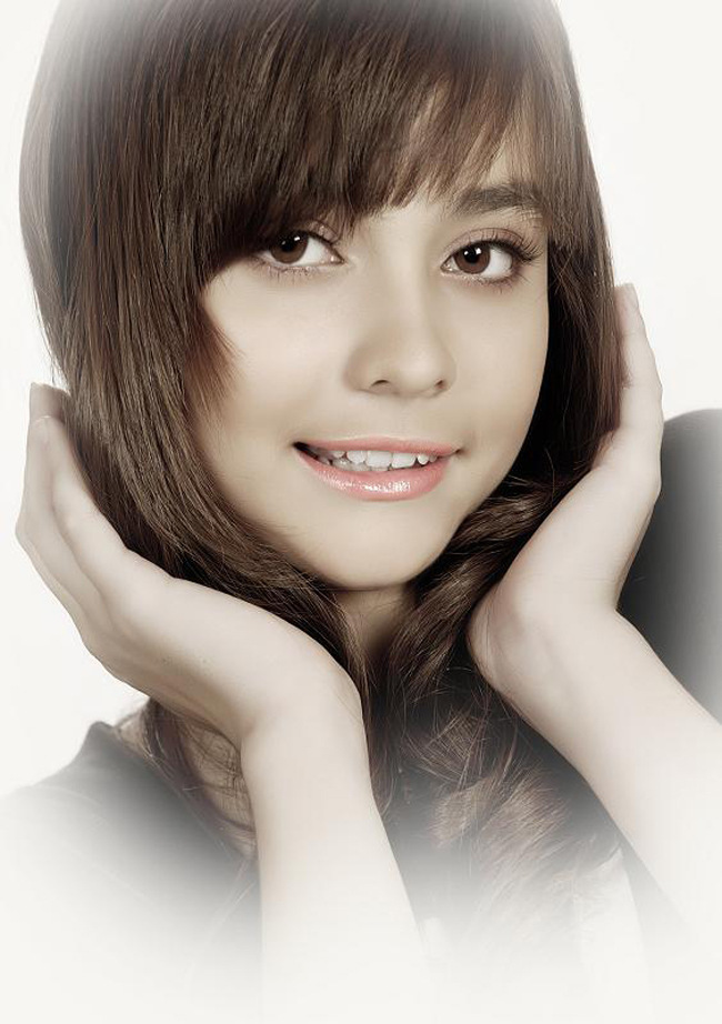 Cha ruột của Mai Ly là người Pháp, còn mẹ là người Việt Nam.
