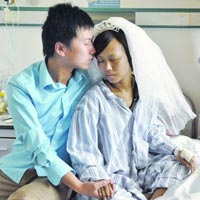 Bạn trẻ - Cuộc sống - Xúc động màn cầu hôn trên giường bệnh ở TQ
